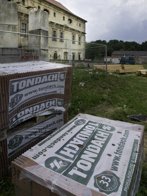 Nově je položena pálená bobrovka značky Tondach na husté laťování.