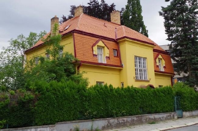 Lamelový krov vyznačující se kýlovitým tvarem střechy.