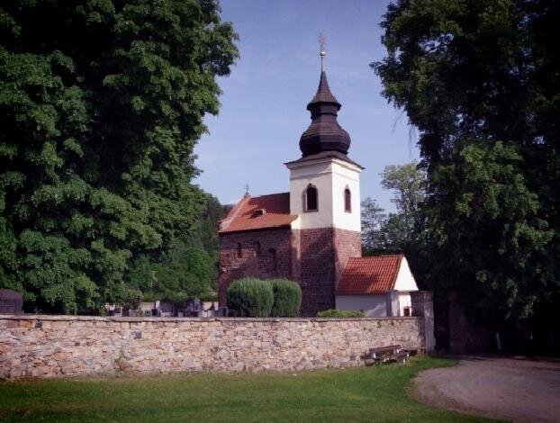 Kostel sv. Jakuba Většího v Rovné pochází z 12. století. Během následujících staletí prošel několika úpravami. V 50.–60. letech 20. století mu byla částečně navrácena románská podoba.