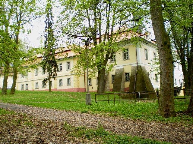 Zámek obklopuje anglický park.