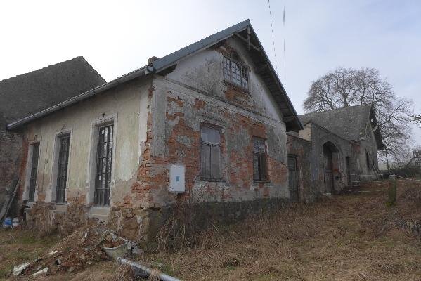 Bývalá zemědělská usedlost leží na samotě, přibližně jeden kilometr na jih od obce Šlapanov.