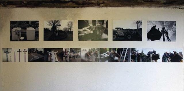 Interiér galerie s vystavenými fotografiemi