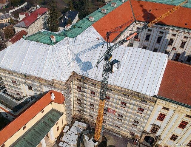 Vzhledem k obtížné přístupnosti při plném provozu památky musel být využit i obrovský jeřáb.