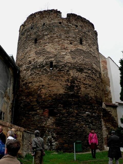 Kolínská brána byla zbořena, jen bašta, která byla v opevnění vybudována pro její ochranu, stále stojí.