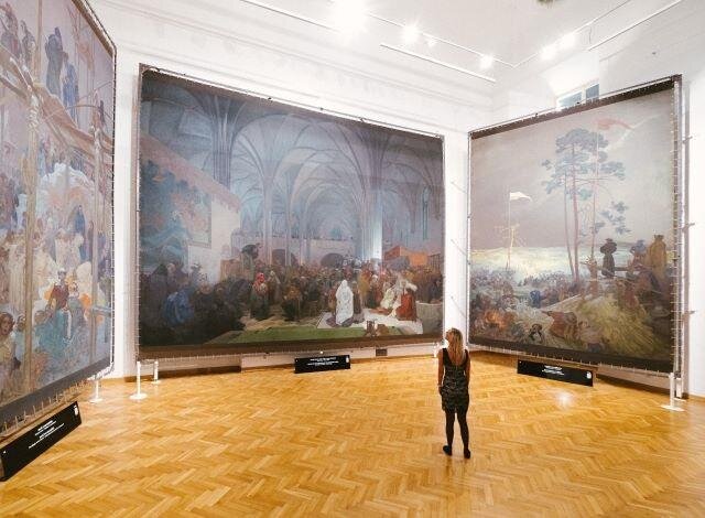Turistickým magnetem expozic v Moravském Krumlově je Muchova Slovanská epopej.