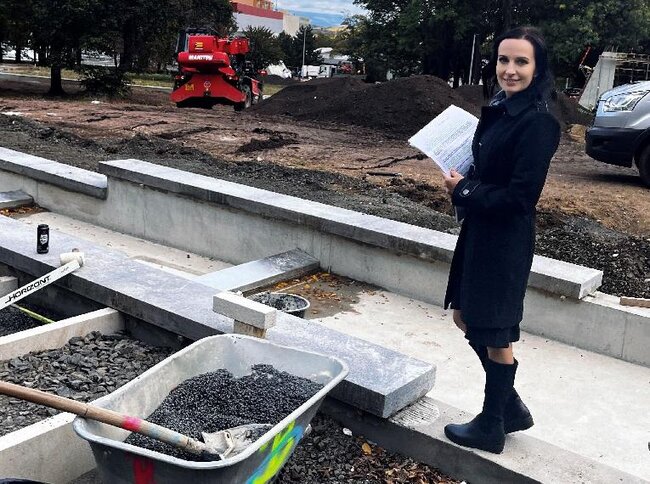 Veronika Loucká v parku Střed během jeho rekonstrukce