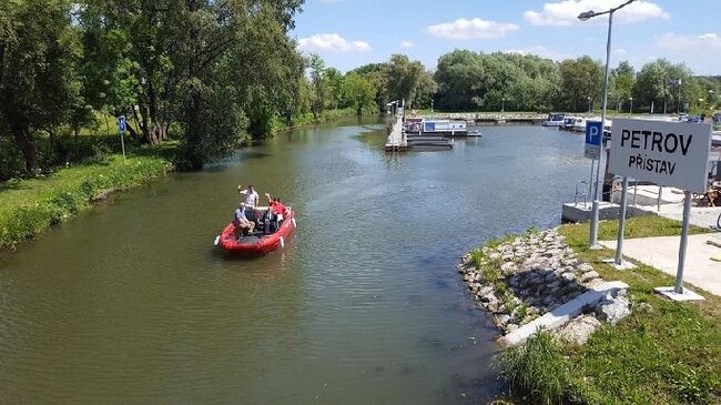 Na lodi se mohou plavit dva až čtyři vozíčkáři dle velikosti a váhy invalidního vozíku.