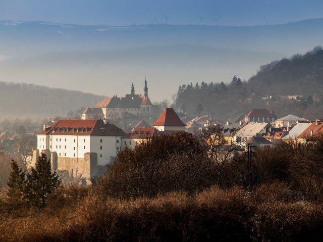 Kadaňský hrad a františkánský klášter, kde probíhala diplomatická jednání.