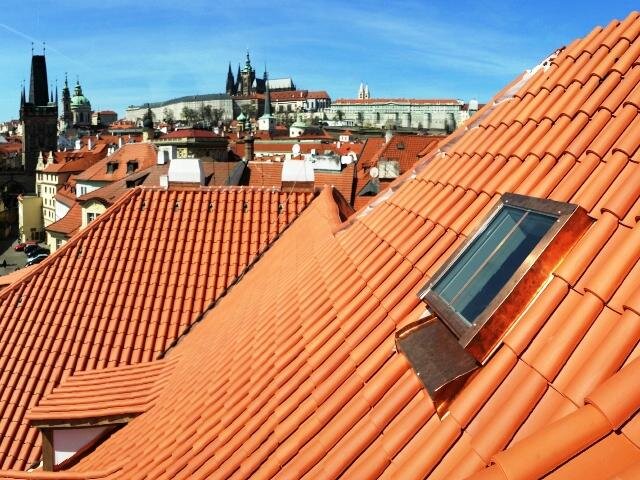 Okno Solara KLASIK na střeše Pinkasova paláce na Kampě