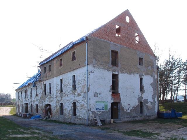 Zděná patrová stavba s dvojicí sušicích věží je unikátním dokladem rozvoje chmelařství na Dubsku.