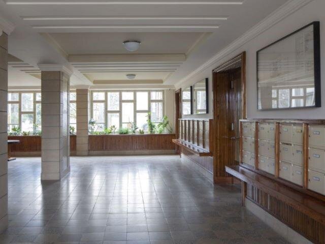 Vstupní hala kladenského věžáku byla navrácena do podoby z 50. let 20. století.