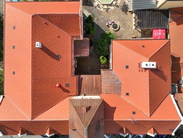 Celkový letecký pohled na střechy lednické radnice