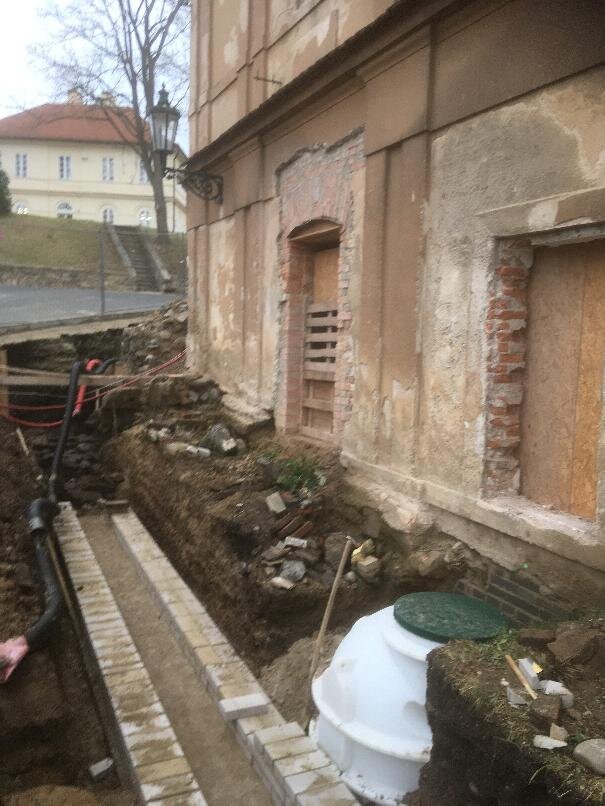 Stavební práce na rekonstrukci areálu bývalé opatské rezidence začaly v říjnu 2020, hotovo by mělo být v lednu 2023.