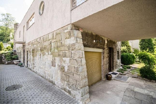 Architektura se hlásí k éře organického funkcionalismu.