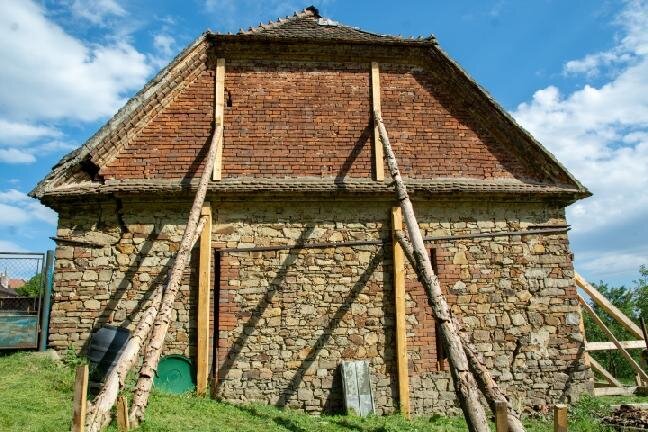 Zdivo stodoly je budováno z pečlivě vrstveného kamenného lomového zdiva s příměsí cihel.