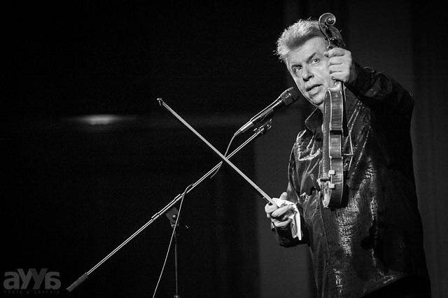 Jaroslav Svěcený seznámil návštěvníky s historií jednotlivých mistrovských houslí, na které v průběhu večera hrál.
