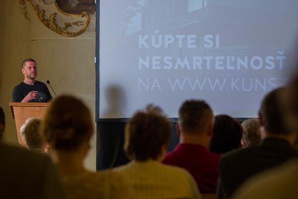 Marek Adamov představil fundraisingovou kampaň Darujte a získate nesmrteľnosť v rámci projektu Nová synagóga – Kunsthalle Žilina.