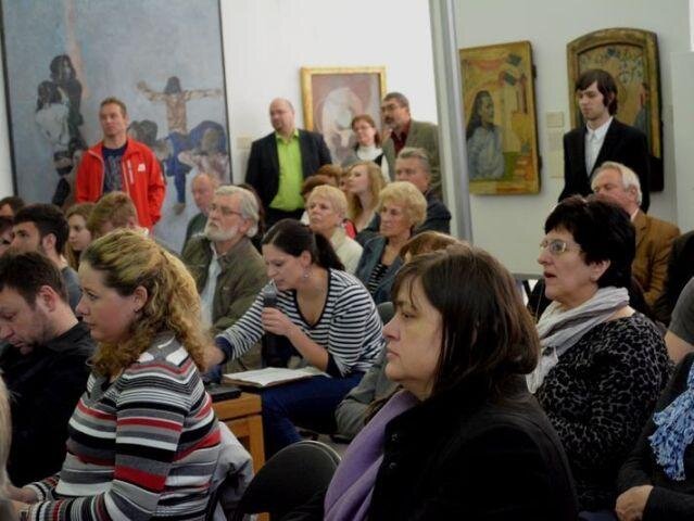 Diskutující v Galerii moderního umění v Roudnici nad Labem