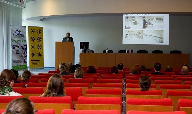 Peter Oravec ze Slovenské národní knihovny otevřel konferenci příspěvkem Restaurování Cosmographie od Sebastiana Münstera z roku 1548.
