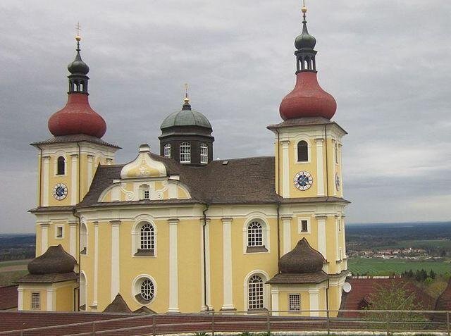 Barokní kostel Panny Marie v Dobré Vodě u Horní Stropnice je výraznou dominantou Novohradských hor.