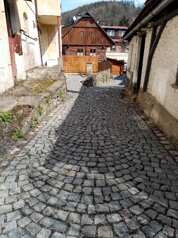 Jedna z nově vydlážděných ulic Trávníků
