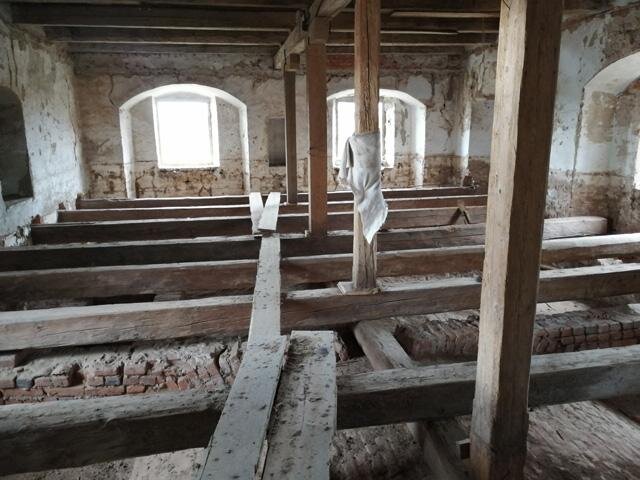 Pohled na dřevěnou trámovou konstrukci