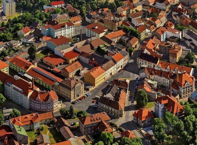 Průmyslová západní část Žatce s budovami na zpracování chmele