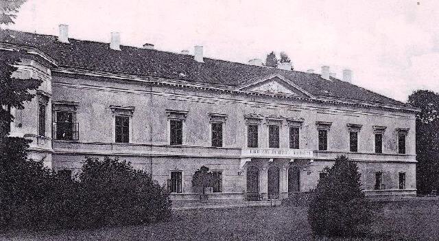 V současnosti společnost JANOŠÍK OKNA-DVEŘE realizuje výrobu a montáž přesných replik na zámek v Ratměřicích.