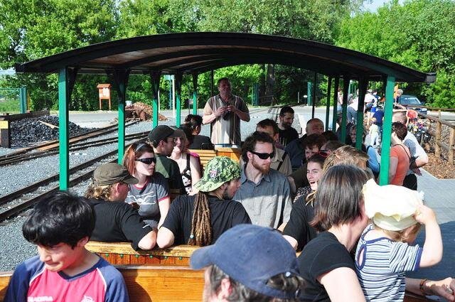 Jízda vlakem je turisticky atraktivní a je o ni velký zájem.