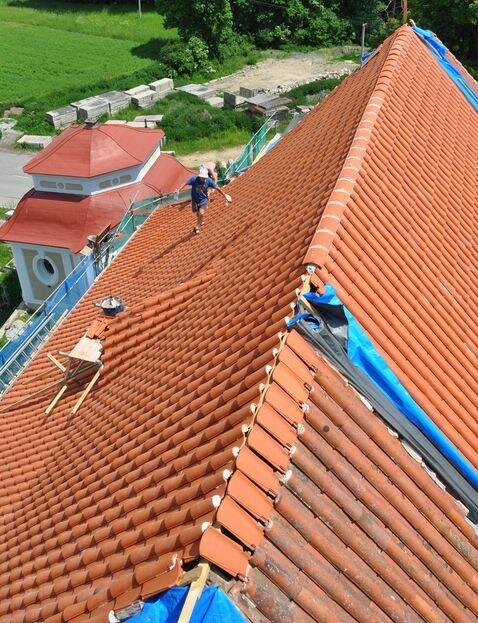 Detailní pohled na hřeben střechy kostela