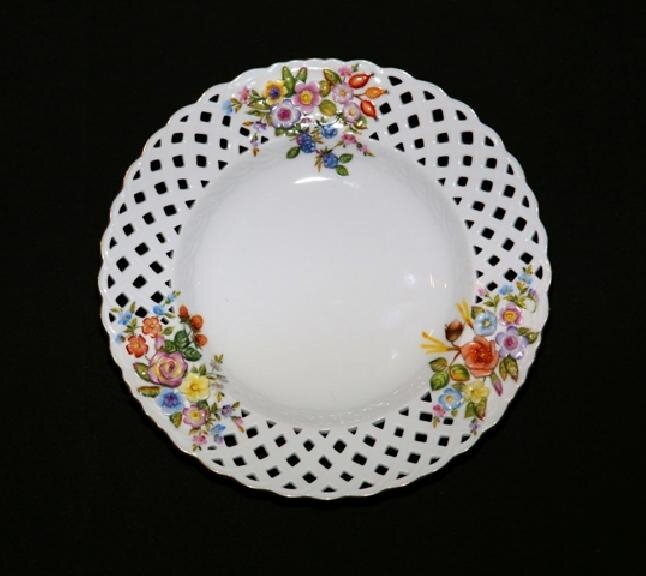 Firma Herend vyrábí i porcelán prolamovaný. Zde je talíř s květinovým vzorem.