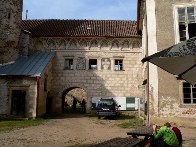 Spojovací část uvnitř zámku byla restaurována ve 30. letech 20. století.