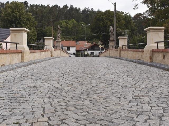 Na povrch vozovky se navrátila původní dlažba, kterou tvoří žulové kostky a obrubníky.