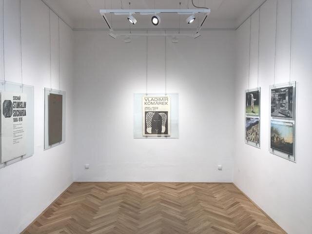 V muzejních expozicích byla instalována do lištového systému svítidla iGuzzini řady View se základní řadou optických členů včetně příslušenství.