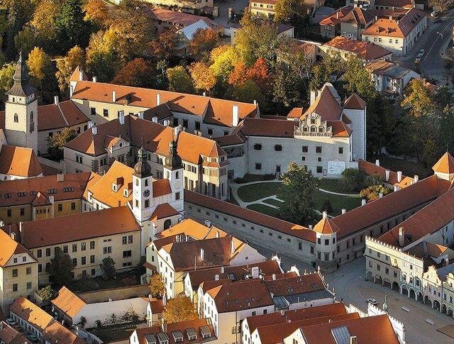 Zámek Telč nabídne pouze druhý prohlídkový okruh zahrnující byt posledního majitele zámku. Ostatní trasy budou nepřístupné z důvodu rozsáhlých stavebních prací.