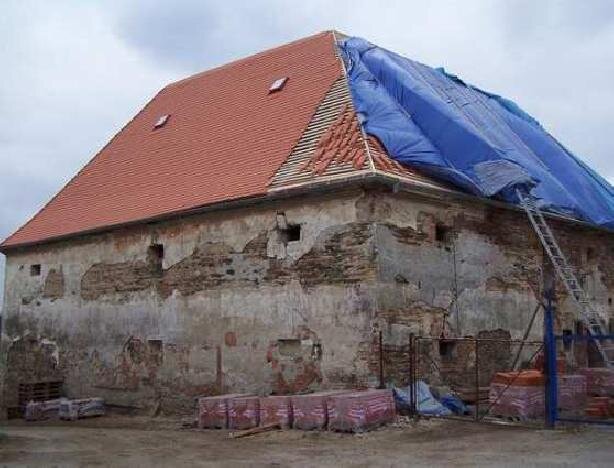 Ludéřovská sýpka - na konci druhé etapy získala část střechy i střešní krytinu.
