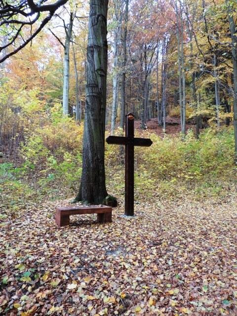 Do Modlivého dolu se vrátil také kříž s posezením pro rozjímání.