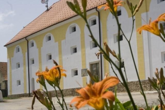 Víceúčelový kulturní prostor, který vznikl v opraveném špejcharu v Želči, bude provozován pouze ze vstupného, soukromých prostředků, případně z darů mecenášů umění.