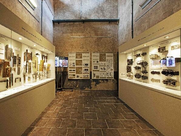 Pohled do expozice – okenní kování