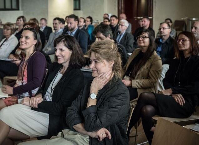 Dotazy na hosty mohli účastníci posílat přes mobilní aplikaci v průběhu jednotlivých bloků.