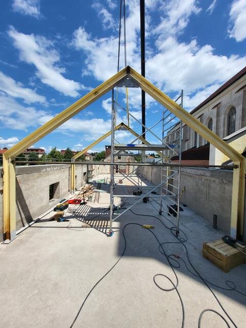 Montáž ocelové konstrukce nového krovu v červenci 2023