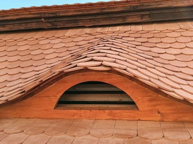 Detail volského oka na emeritním domě