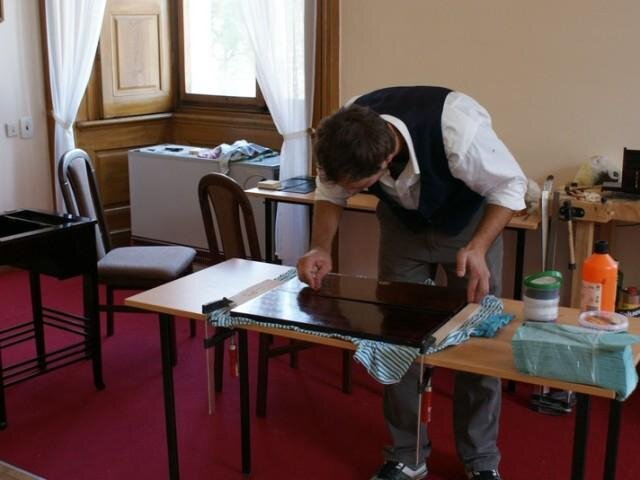 Student Vyšší odborné školy restaurátorské při práci během Slavkovského restaurování 2012.