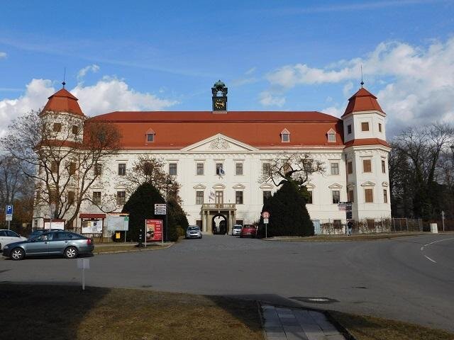 Celkový pohled na obnovené hlavní průčelí zámku