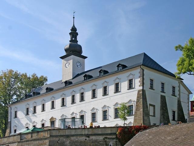 Původně renesanční sídlo vzniklo v několika etapách kolem roku 1574, obnoveno a zvětšeno bylo po požáru v roce 1680.