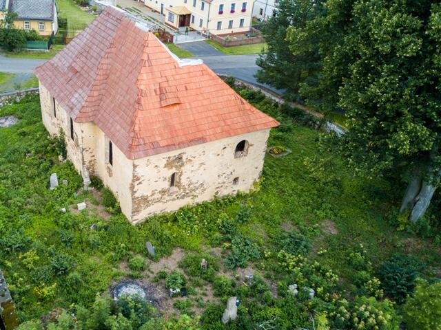 Památkově chráněná je i ohradní zeď hřbitova.