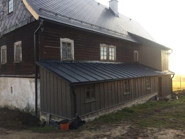Zadní část budovy s rekonstruovaným přístěnkem a střechou
