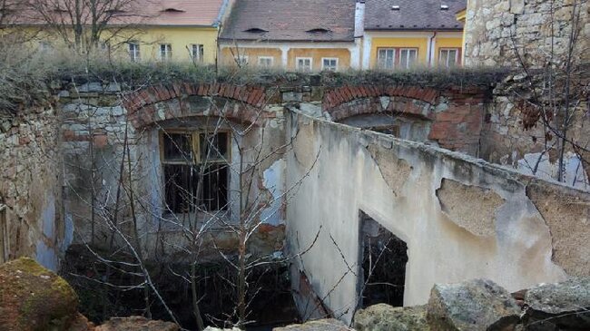Torzo Mederova domu před zahájením obnovy v prosinci 2018