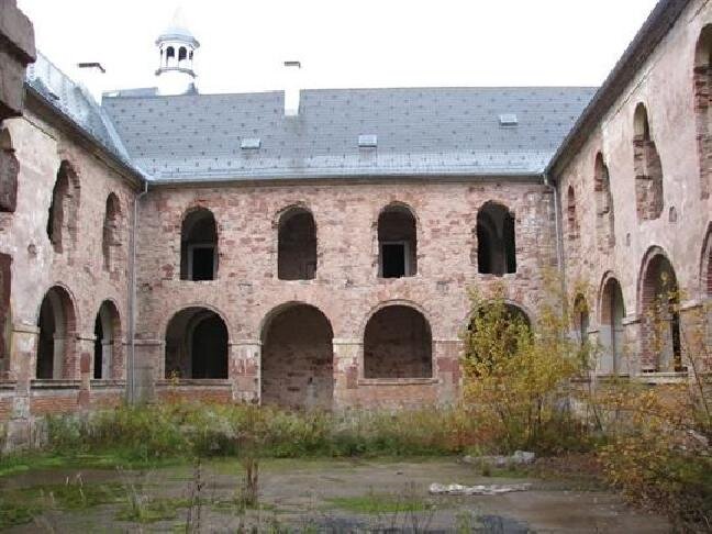 Klášter v Hostinném - rajský dvůr v době rekonstrukce.