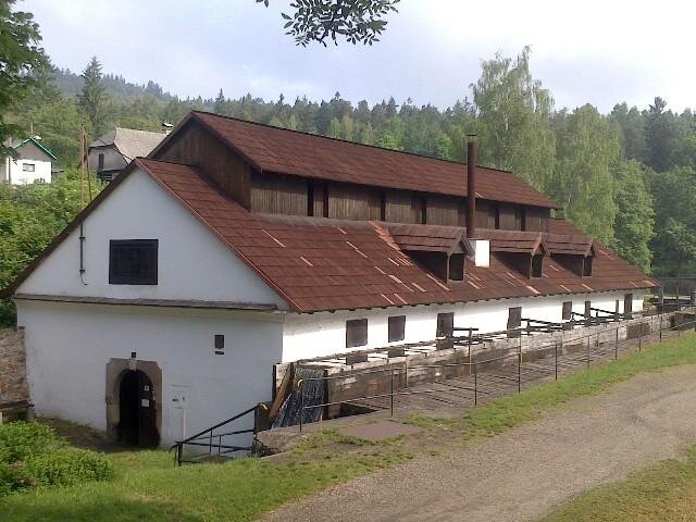 Areál vodního hamru v Dobřívě je národní kulturní památkou.